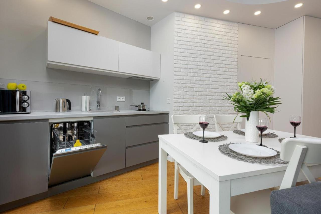 Modern Apartment With Pool Near Golden Terraces Varsovia Exterior foto