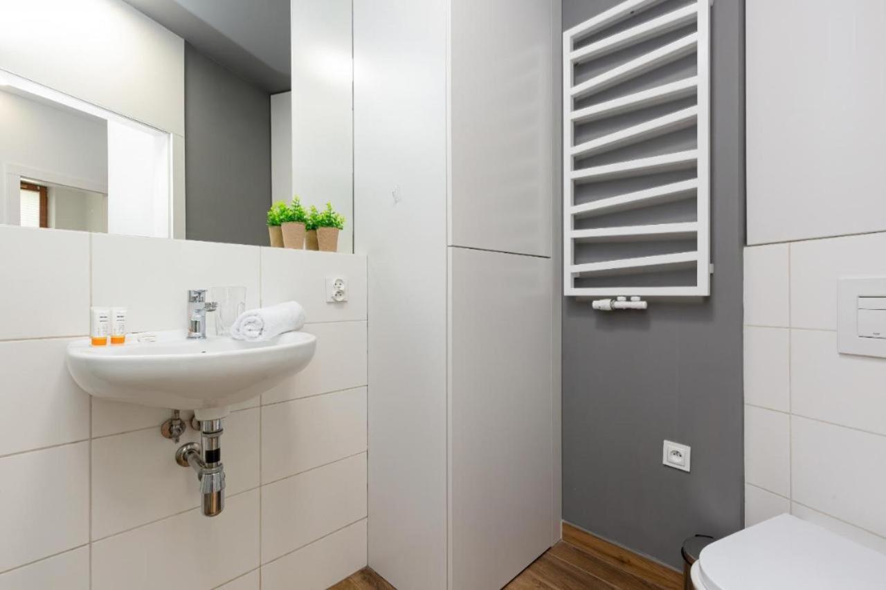 Modern Apartment With Pool Near Golden Terraces Varsovia Exterior foto